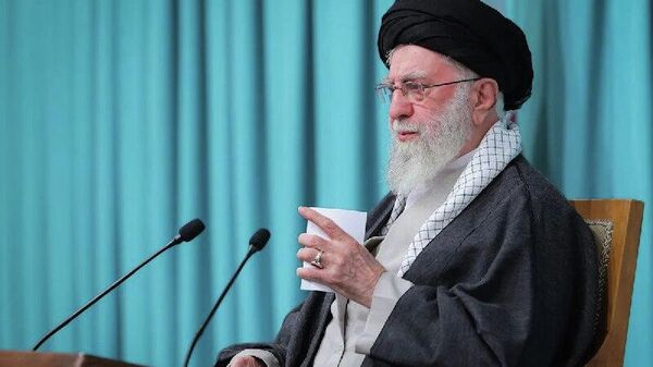 ИМА куштори раҳбари олии Эрон Оятуллоҳ Алии Хоманаӣ, писараш ва дигар руҳониҳоро баррасӣ мекунад, менависад хабаргузории Axios - Sputnik Тоҷикистон