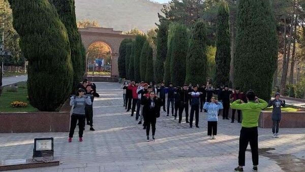 ‍ Министры вышли на зарядку: в парках Душанбе проводят утреннюю гимнастику для сотрудников ведомств, студентов и школьников - Sputnik Таджикистан