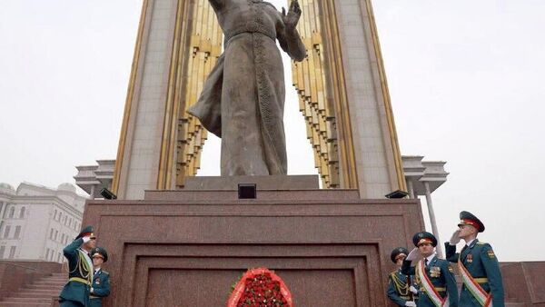 Церемония возложения венков к памятнику Исмоила Сомони в честь 33-летней годовщины создания Вооруженных сил Таджикистана прошла в Душанбе - Sputnik Таджикистан