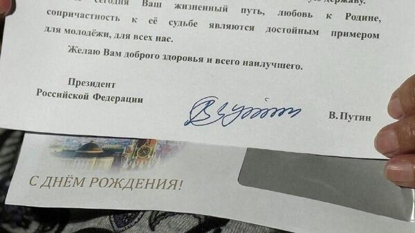 Сафорати Русия як собиқадори Ҷанги Бузурги Ватаниро бо 100-солагиаш табрик гуфт - Sputnik Тоҷикистон