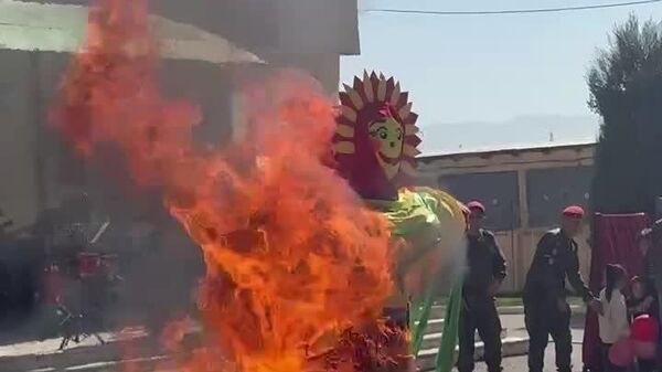 Гори, гори ясно, чтобы не погасло: на 201-й РВБ торжественно сожгли чучело Масленицы - Sputnik Таджикистан