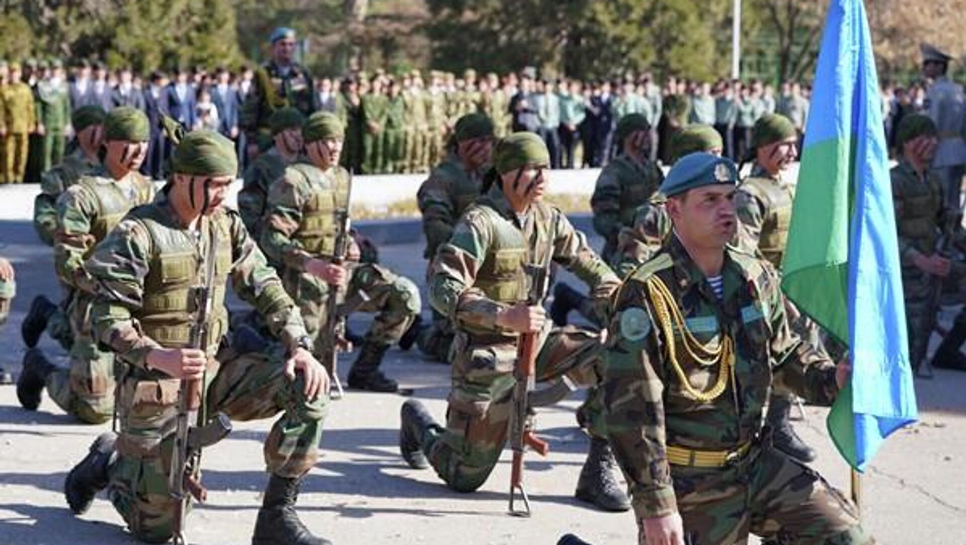 Таҷлили 33-юмин солгарди таъсисёбии Қувваҳои мусаллаҳи ҶТ дар Душанбе Таҷлили 33-юмин солгарди таъсисёбии Қувваҳои мусаллаҳи ҶТ дар Душанбе - Sputnik Тоҷикистон, 1920, 23.02.2026