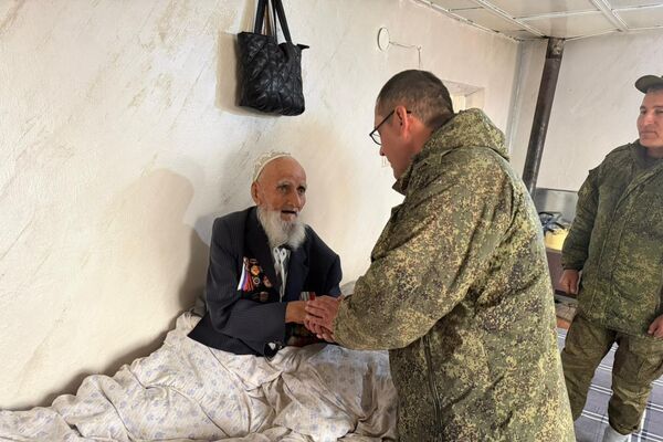 Российские военнослужащие в Таджикистане поздравили ветеранов с Днем защитника Отечества - Sputnik Таджикистан