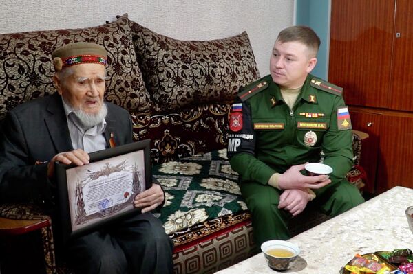 Российские военнослужащие в Таджикистане поздравили ветеранов с Днем защитника Отечества - Sputnik Таджикистан