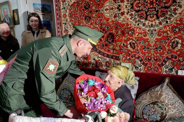 Российские военнослужащие в Таджикистане поздравили ветеранов с Днем защитника Отечества - Sputnik Таджикистан