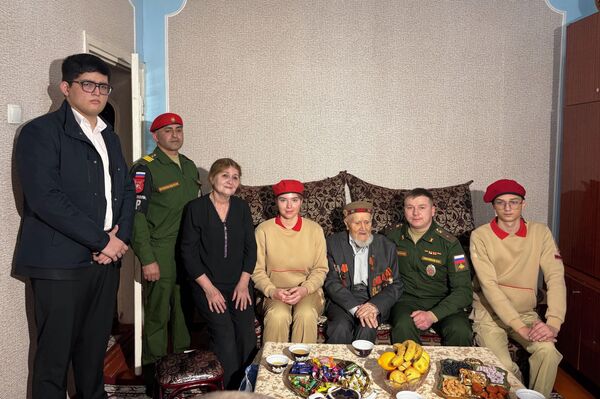 Российские военнослужащие в Таджикистане поздравили ветеранов с Днем защитника Отечества - Sputnik Таджикистан