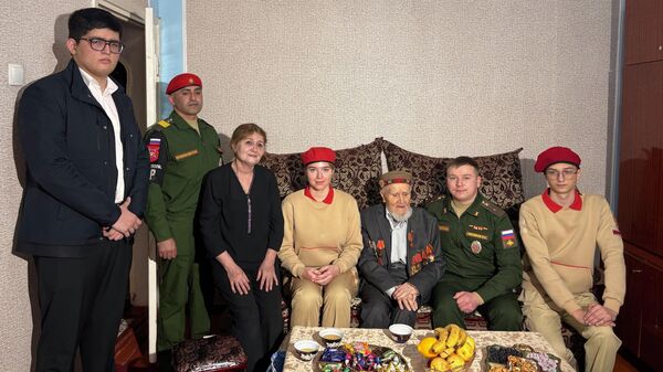 Российские военнослужащие в Таджикистане поздравили ветеранов с Днем защитника Отечества - Sputnik Таджикистан