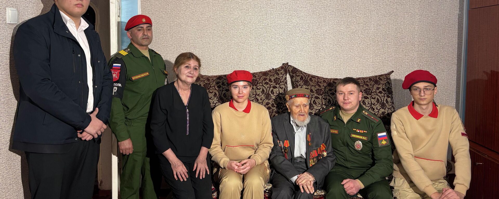 Российские военнослужащие в Таджикистане поздравили ветеранов с Днем защитника Отечества - Sputnik Таджикистан, 1920, 23.02.2026