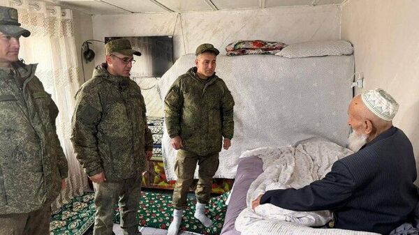 Военные 201-й РВБ поздравили ветеранов Великой Отечественной войны с Днем защитника Отечества в Таджикистане - Sputnik Таджикистан
