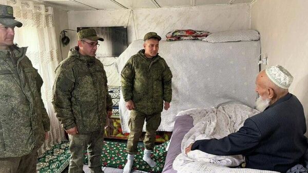 Низомиёни Пойгоҳи низомии 201-уми Русия собиқадорони Ҷанги Дуюми Ҷаҳонро бо Рӯзи ҳомиёни Ватан дар Тоҷикистон табрик гуфтанд - Sputnik Тоҷикистон