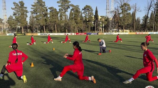 Тими миллии бонувони Тоҷикистон таҳти роҳбарии Мубин Эргашев дар Душанбе ба бозиҳо бо дастаи Амороти Муттаҳидаи Араб омодагиро оғоз кард - Sputnik Тоҷикистон