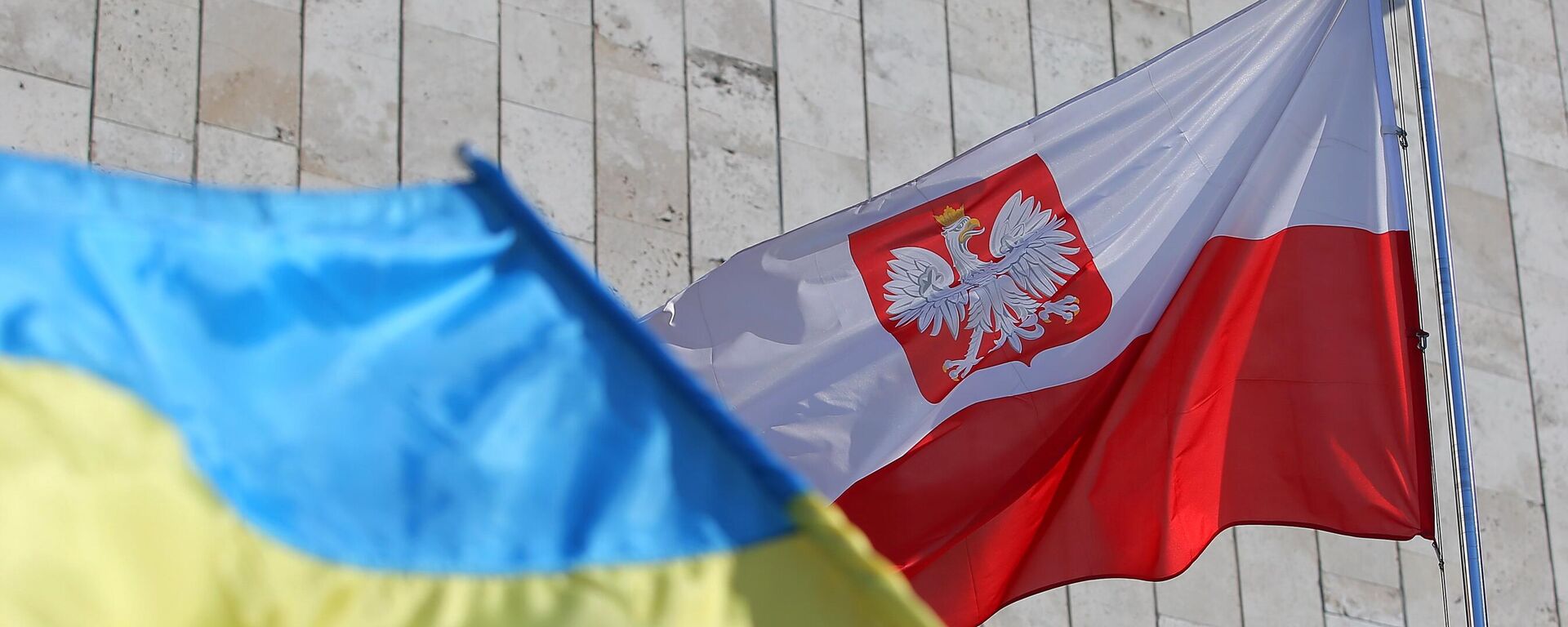 Государственные флаги Украины и Польши у посольства Польши в Киеве. - Sputnik Таджикистан, 1920, 01.03.2026