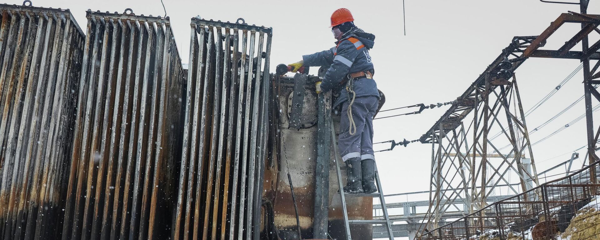 Рабочий ремонтирует подстанцию, поврежденную в результате ракетного удара, Харьков, Украина, 20 февраля 2026 года.  - Sputnik Тоҷикистон, 1920, 24.02.2026