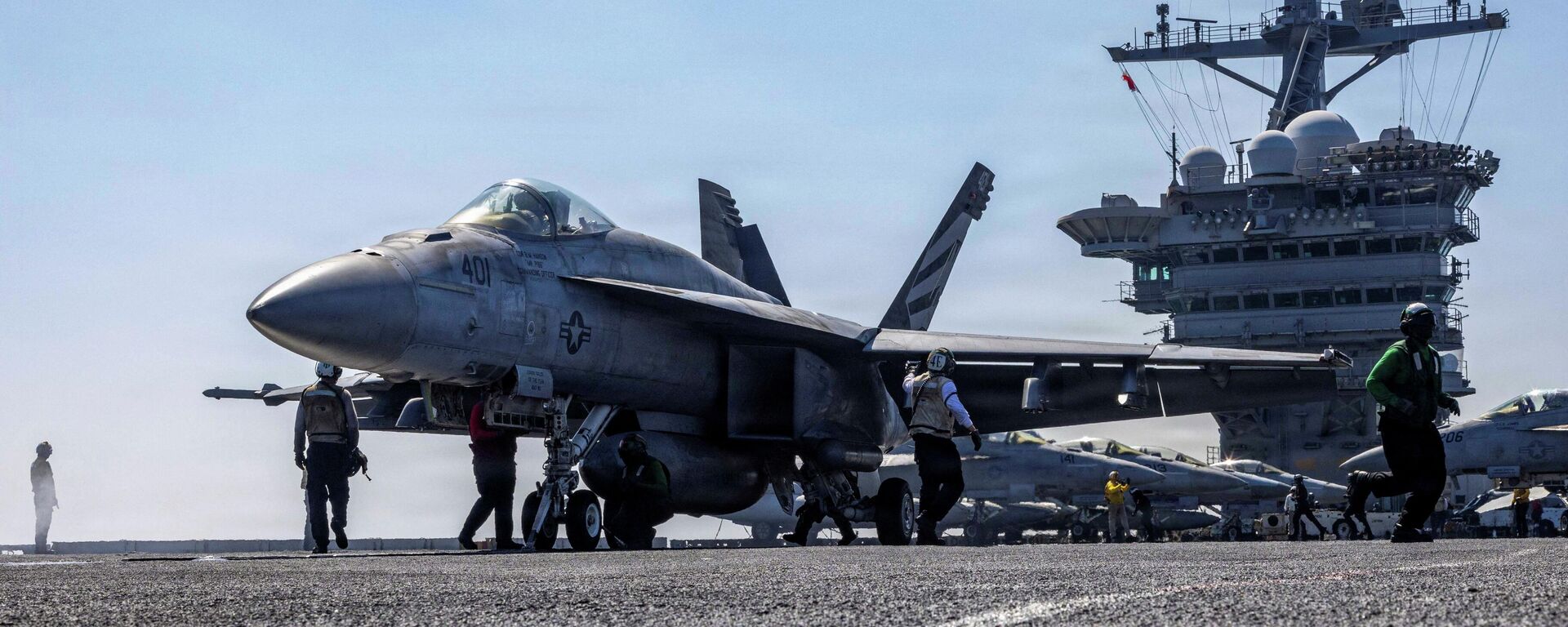 Истребитель F/A-18E Super Hornet готовится к взлету с полетной палубы авианосца класса Нимиц ВМС США USS Abraham Lincoln в Аравийском море 15 февраля 2026 года.  - Sputnik Таджикистан, 1920, 25.02.2026