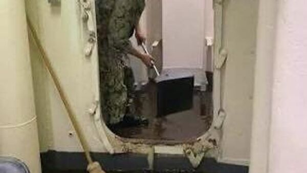 По колено в нечистотах: так описывают ряд американских СМИ прорыв канализации на авианосце USS Gerald Ford, который направляется сторону Персидского залива и является главной силой возможного удара по Ирану - Sputnik Таджикистан