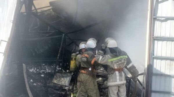 Дар Душанбе анбори молу маҳсулоти ашёҳои шишагӣ ба коми оташ рафт - Sputnik Тоҷикистон