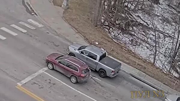 Стоял, никого не трогал: в США две машины провалились в яму прямо на светофоре - Sputnik Таджикистан