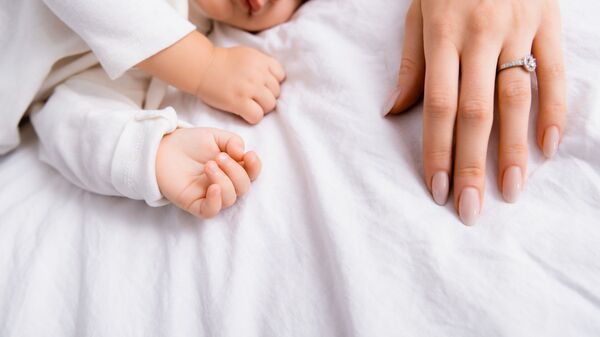 Женщина с ребенком. Иллюстративное фото - Sputnik Тоҷикистон