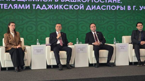 Встреча посла Таджикистана в России Д. Гулмахмадзода с соотечественниками и студентами в Уфе. - Sputnik Таджикистан