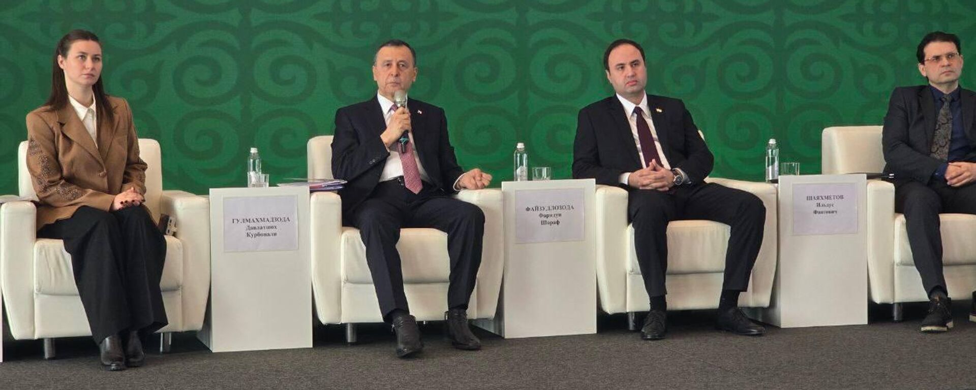 Встреча посла Таджикистана в России Д. Гулмахмадзода с соотечественниками и студентами в Уфе. - Sputnik Таджикистан, 1920, 26.02.2026