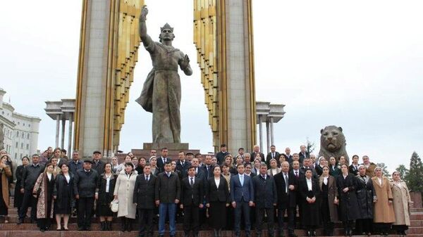 В Душанбе почтили память Исмоила Сомони в честь 26-летия Созмони хонандагон - Sputnik Таджикистан