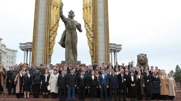 Ба муносибати 26-умин солгарди Созмони хонандагон дар Душанбе хотираи Исмоил Сомонӣ гиромӣ дошта шуд - Sputnik Тоҷикистон