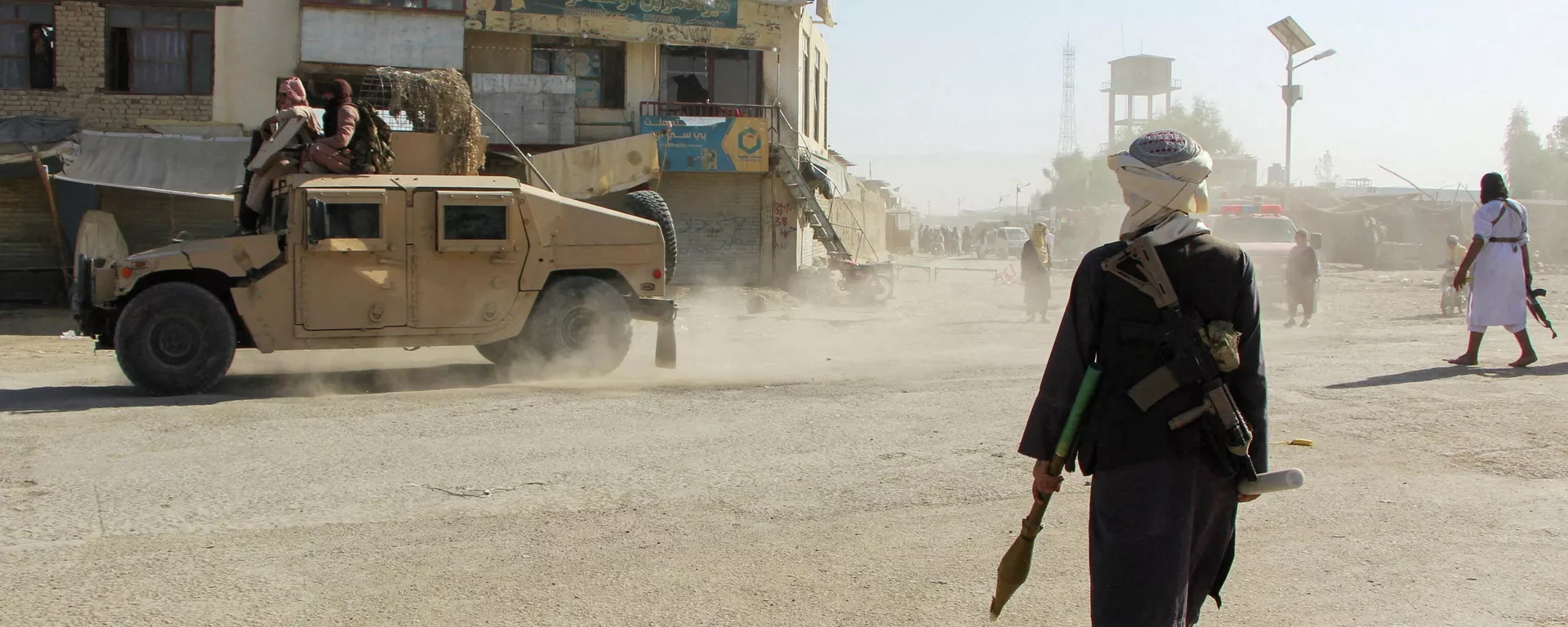 Солдаты афганского движения Талибан патрулируют территорию вблизи афгано-пакистанской границы в Спин-Болдаке, провинция Кандагар, 15 октября 2025 года. — Sputnik Таджикистан, 1920, 27.02.2026