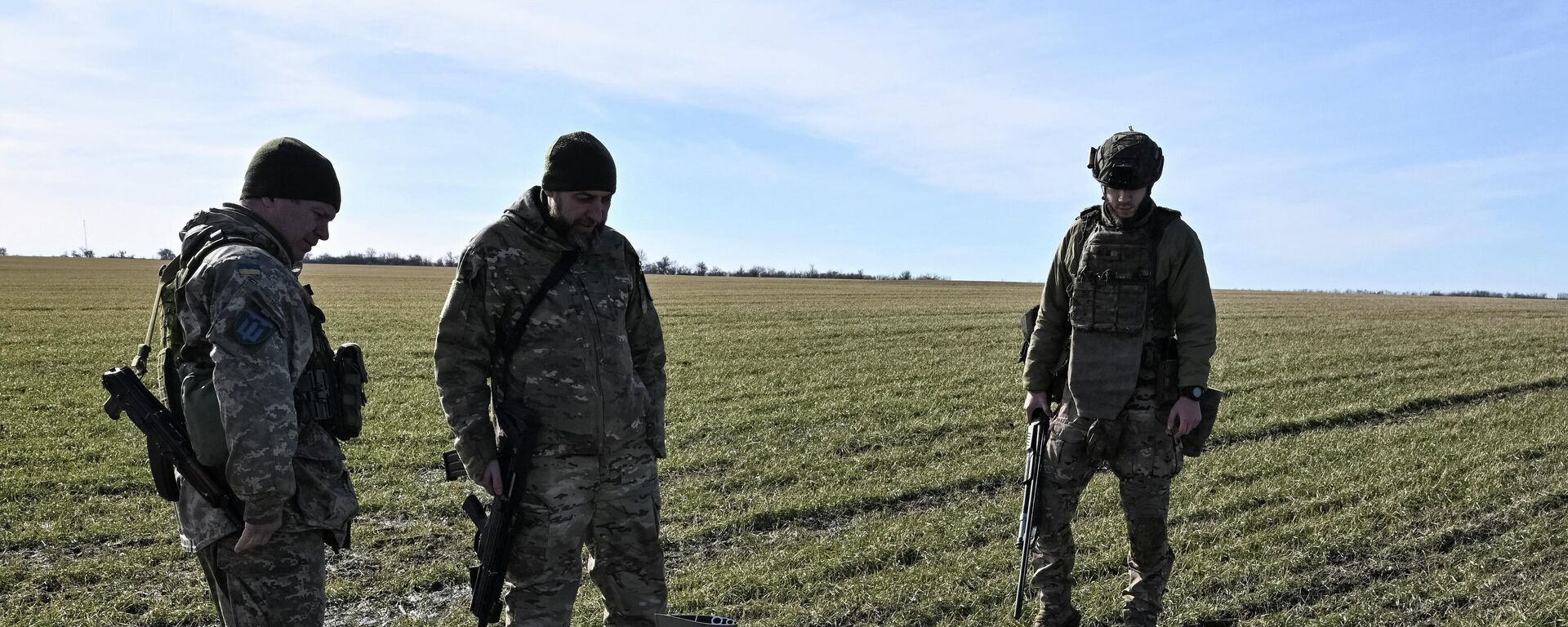 Украинские военнослужащие осматривают модуль планирования и корректировки российской планирующей бомбы в Запорожской области, Украина. - Sputnik Тоҷикистон, 1920, 27.02.2026