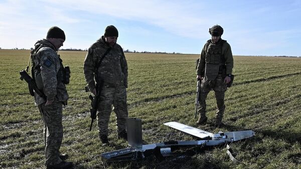 Украинские военнослужащие осматривают модуль планирования и корректировки российской планирующей бомбы в Запорожской области, Украина. - Sputnik Тоҷикистон