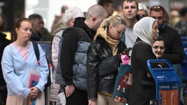 Люди в международном аэропорту Шереметьево им. А.С. Пушкина.   - Sputnik Тоҷикистон
