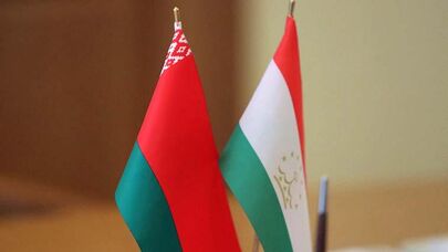 Флаги республики Таджикистан и республики Беларусь.