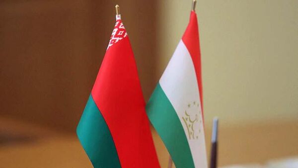 Флаги республики Таджикистан и республики Беларусь.  - Sputnik Тоҷикистон