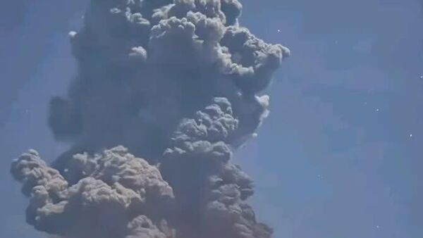 Вулқони Канлаон дар Филиппин ба оташфишонӣ даромад - Sputnik Тоҷикистон