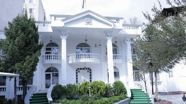 Сафорати Тоҷикистон дар Теҳрон ба шаҳрвандони кишвар тавсия медиҳад, ки кишварро бо истифода аз имконоти дастрас тарк намоянд - Sputnik Тоҷикистон