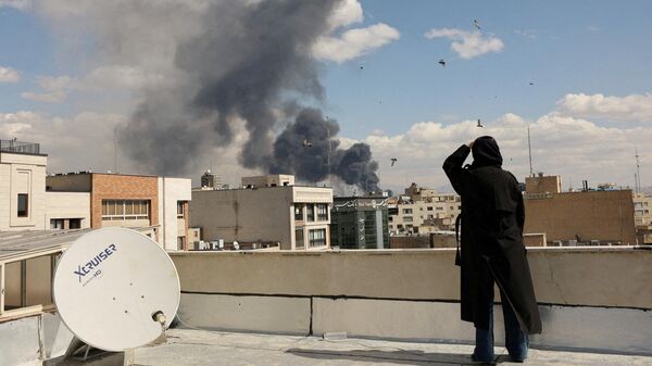 Дым после взрыва, произошедшего после ударов Израиля и США по Ирану в Тегеране, Иран, 1 марта 2026 года.  - Sputnik Таджикистан