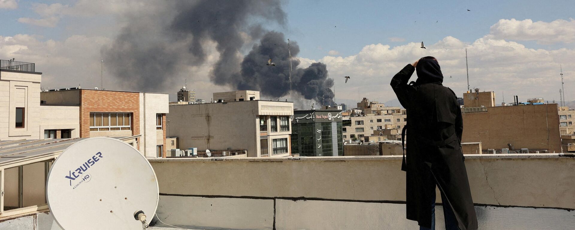 Дым после взрыва, произошедшего после ударов Израиля и США по Ирану в Тегеране, Иран, 1 марта 2026 года.  - Sputnik Таджикистан, 1920, 28.02.2026