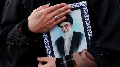 Женщина держит в руках портрет верховного лидера Ирана аятоллы Али Хаменеи на площади Энгелаб, погибшего в результате израильских и американских ударов в субботу в Тегеране, Иран, 1 марта 2026 года.