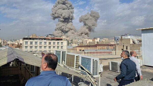 Дым после взрыва в Тегеране, Иран, в субботу, 28 февраля 2026 года.  - Sputnik Таджикистан