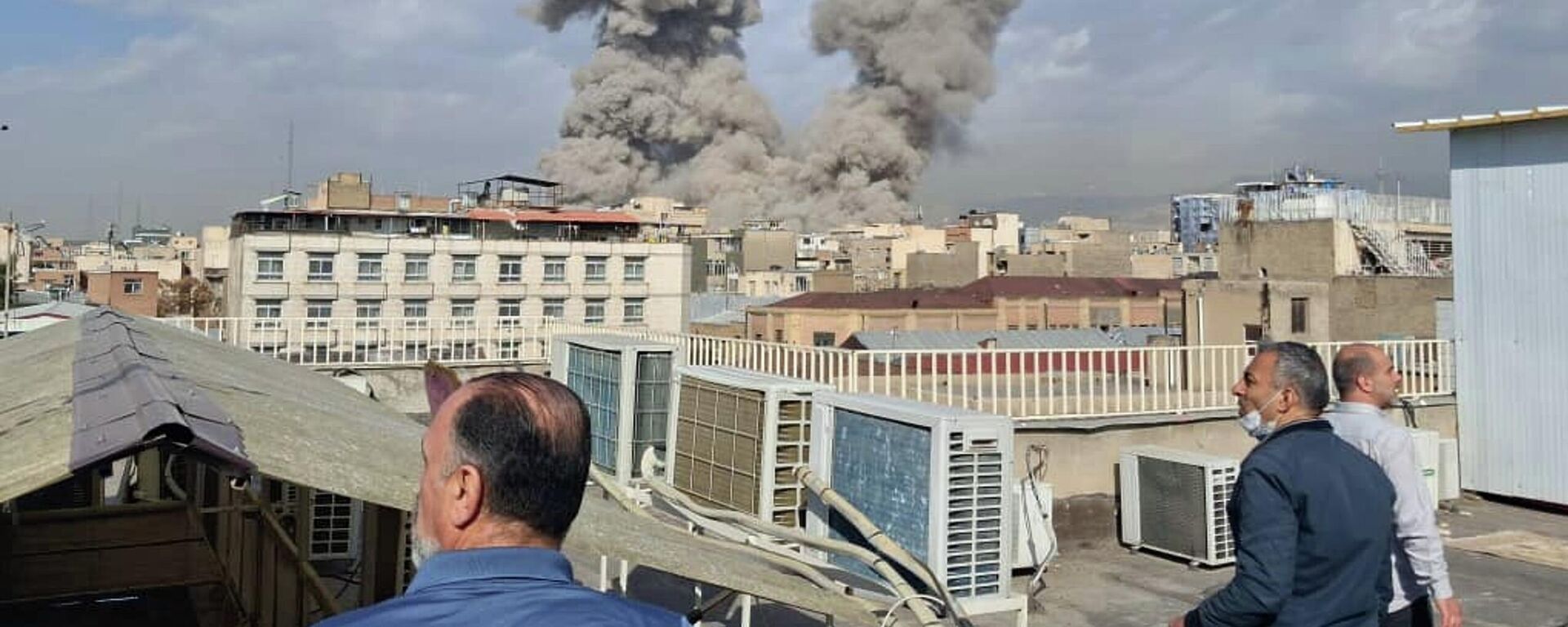 Дым после взрыва в Тегеране, Иран, в субботу, 28 февраля 2026 года.  - Sputnik Тоҷикистон, 1920, 28.02.2026