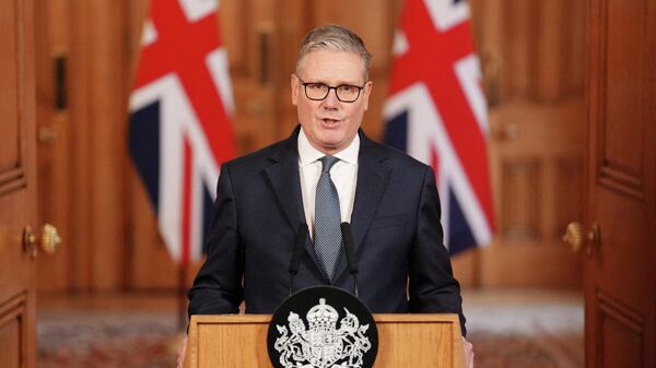 Премьер-министр Великобритании Кир Стармер выступает с заявлением после того, как Израиль и США нанесли удары по Ирану, 28 февраля 2026 года.  - Sputnik Тоҷикистон