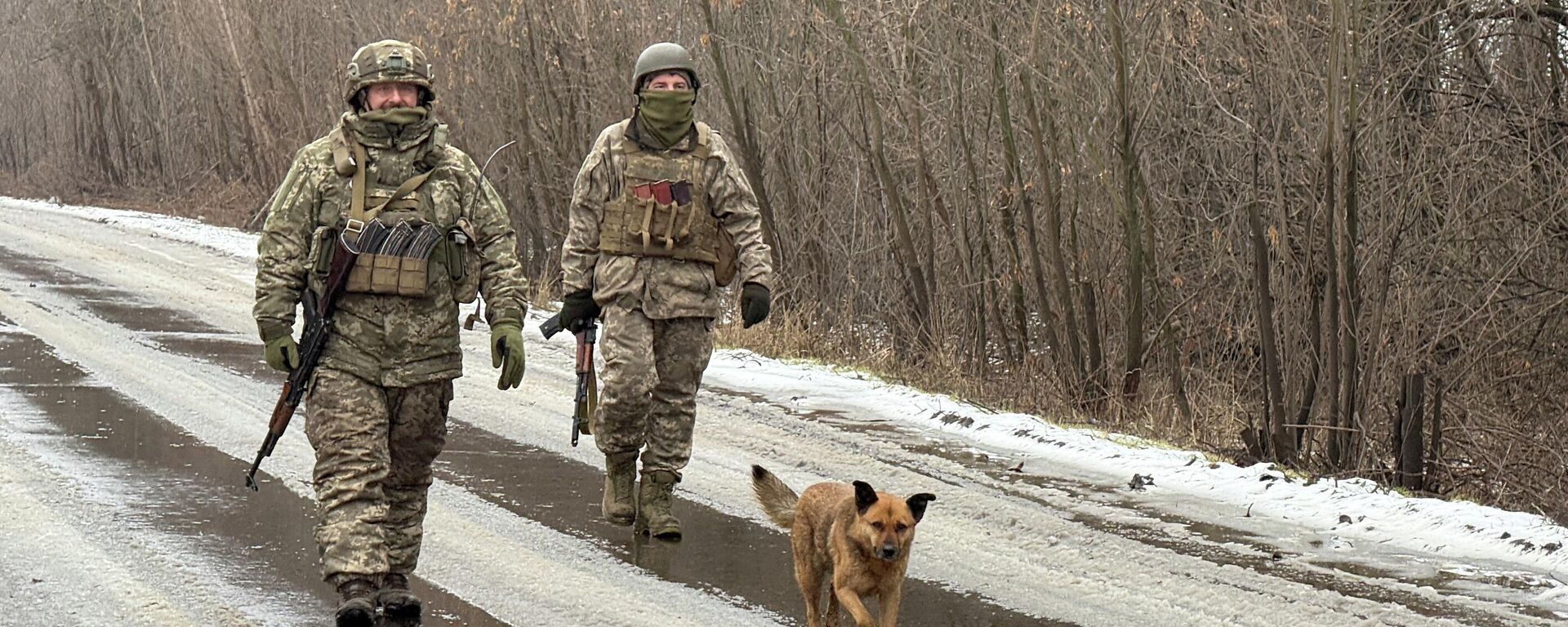 Военнослужащие 93-й отдельной механизированной бригады Холодный Яр Вооруженных сил Украины недалеко от города Константиновка в Донецкой области, Украина, 19 февраля 2026 года. - Sputnik Таджикистан, 1920, 02.03.2026