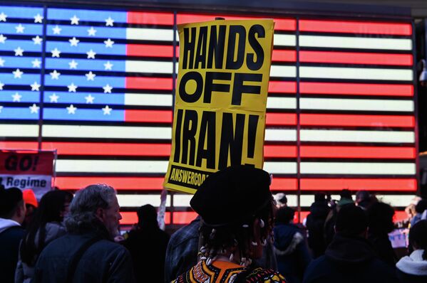 Митинг против агрессии США и Израиля в отношении Ирана в Нью-Йорке. - Sputnik Таджикистан