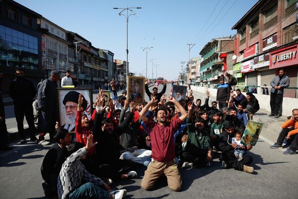 Мусульмане-шииты на протестном марше в Сринагаре после убийства верховного лидера Ирана аятоллы Али Хаменеи. - Sputnik Таджикистан