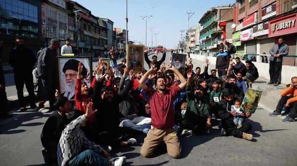 Мусульмане-шииты во время протестного марша после убийства верховного лидера Ирана аятоллы Али Хаменеи в результате израильских и американских ударов, в Сринагаре, индийский Кашмир  - Sputnik Таджикистан