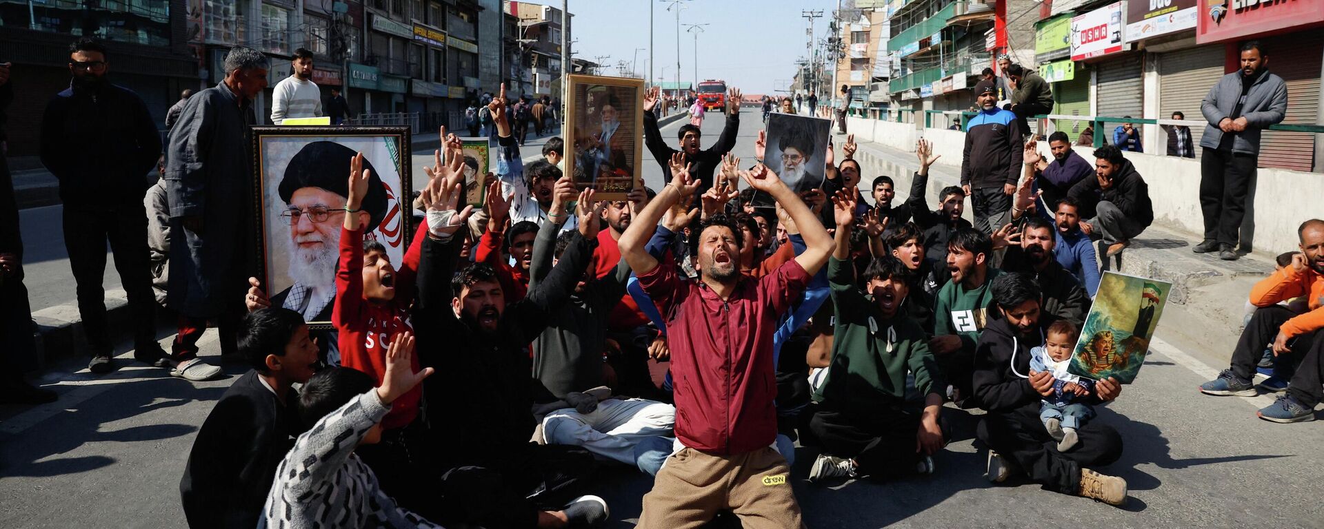 Мусульмане-шииты во время протестного марша после убийства верховного лидера Ирана аятоллы Али Хаменеи в результате израильских и американских ударов, в Сринагаре, индийский Кашмир  - Sputnik Таджикистан, 1920, 02.03.2026