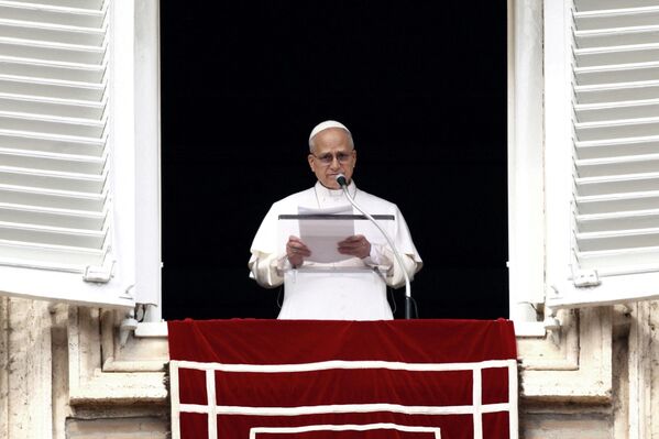 Папа Римский Лев XIV читает молитву "Ангелус" из окна Апостольского дворца в Ватикане. - Sputnik Таджикистан