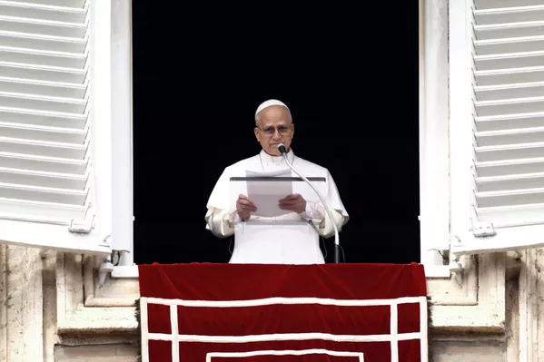 Папа Римский Лев XIV читает молитву 