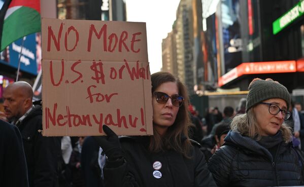 Люди протестуют на улицах США после гибели Али Хаменеи. - Sputnik Таджикистан