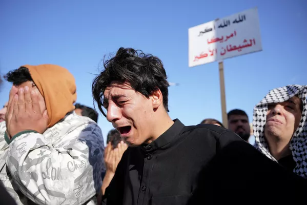 Реакция людей на гибель верховного лидера Ирана Али Хаменеи в результате израильских и американских ударов в Ираке. — Sputnik Таджикистан