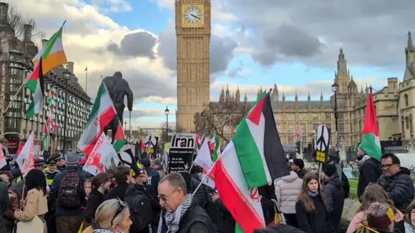 Акция в Лондоне против нападения США и Израиля на Иран (стоп-кадр видео) — Sputnik Таджикистан